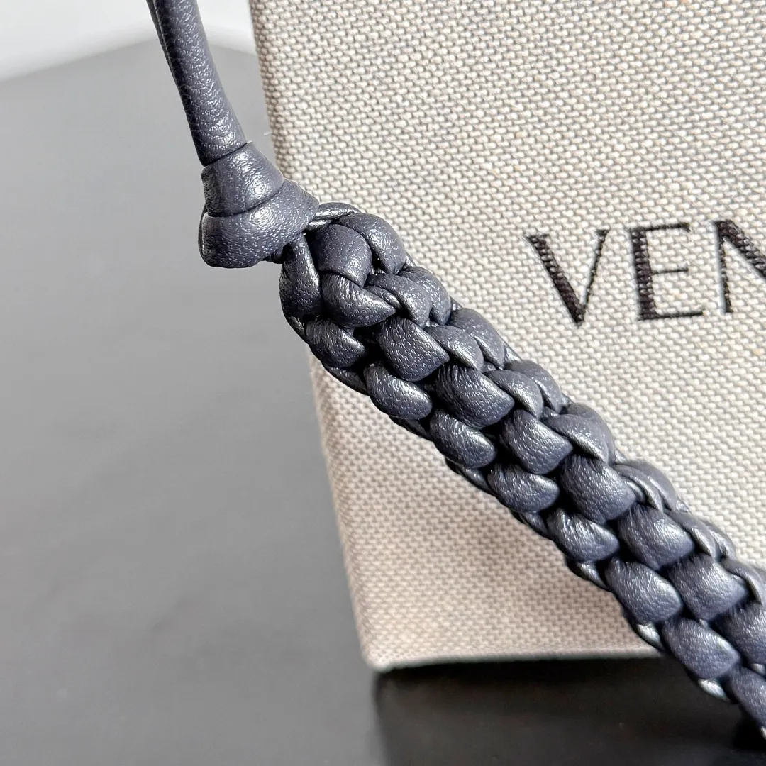 Batch 420 Let’s see what new cute little thing BV has released~ It’s this letter pendant, which is different from the puppy pendant. The weaving of this letter is more three-dimensional, and the material is very solid, and it is not easy to deform even if it is folded. Style number: I